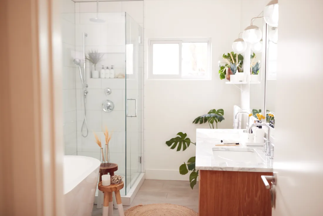 Modernes, helles Badezimmer